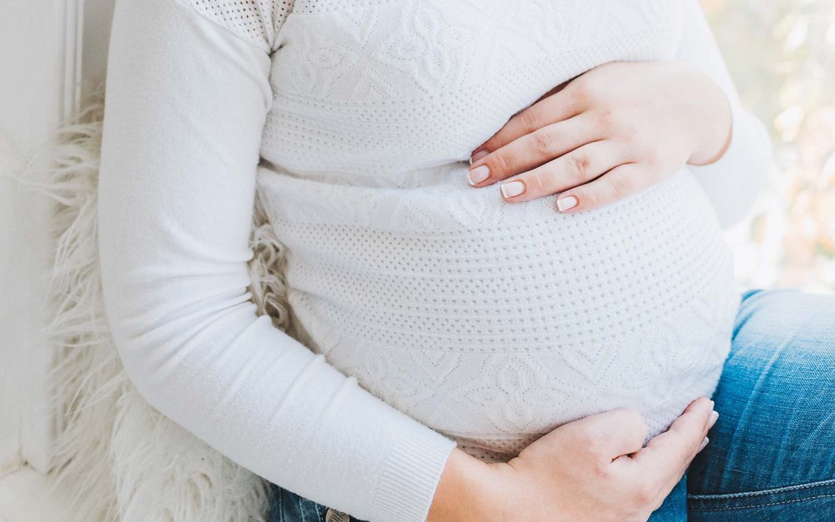 pregnancy-women-blanket-hold